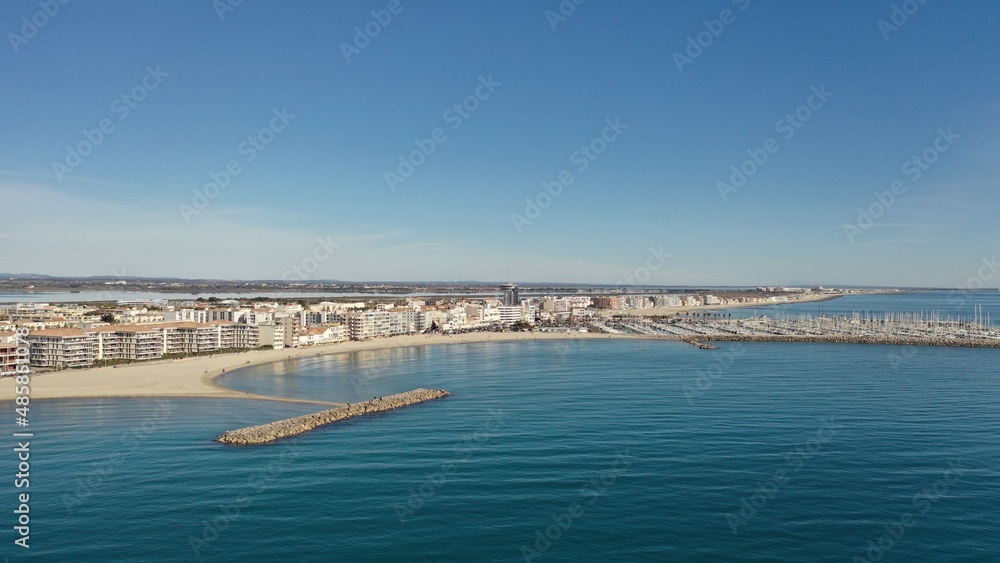 survol des plages et du port de Palavas-les-Flots, près de Montpellier en Occitanie dans le sud de la France