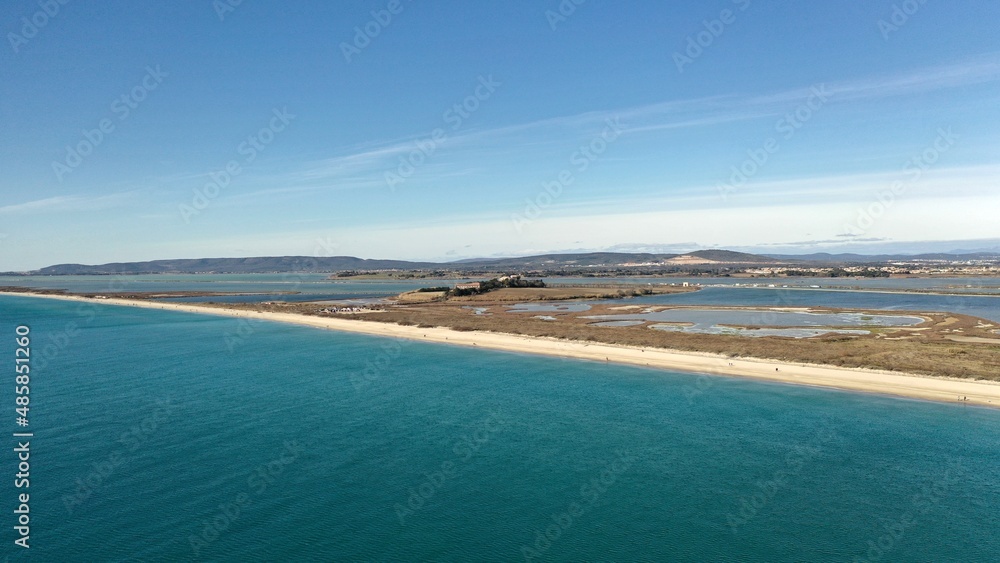 survol des plages et du port de Palavas-les-Flots, près de Montpellier en Occitanie dans le sud de la France