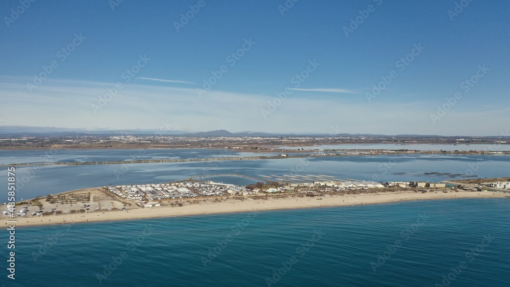 survol des plages et du port de Palavas-les-Flots, près de Montpellier en Occitanie dans le sud de la France