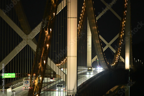 本州と九州を結ぶ物流交通を支える関門橋の夜景