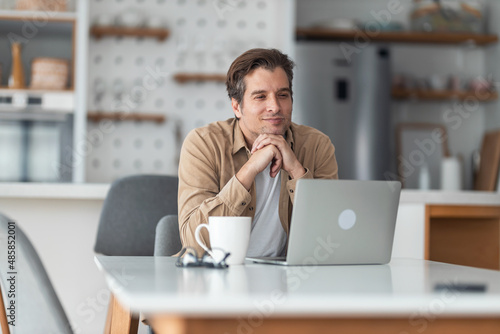 Bilde på lerret Freelancer fantasizes about vacation while working remotely from home