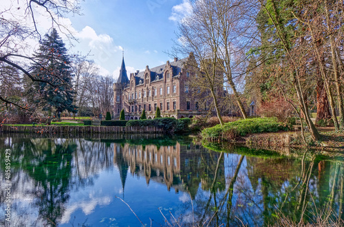 Teich mit einem historischen Schloss in einem Park in Paffendorf bei Bergheim