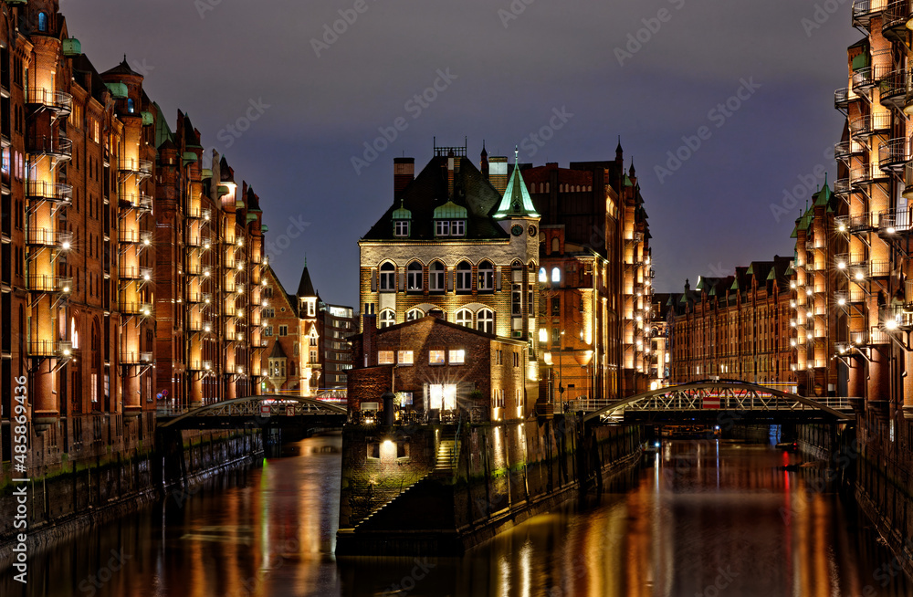 Fototapeta premium Wasserschloss in der Hamburger Speicherstadt bei Nacht