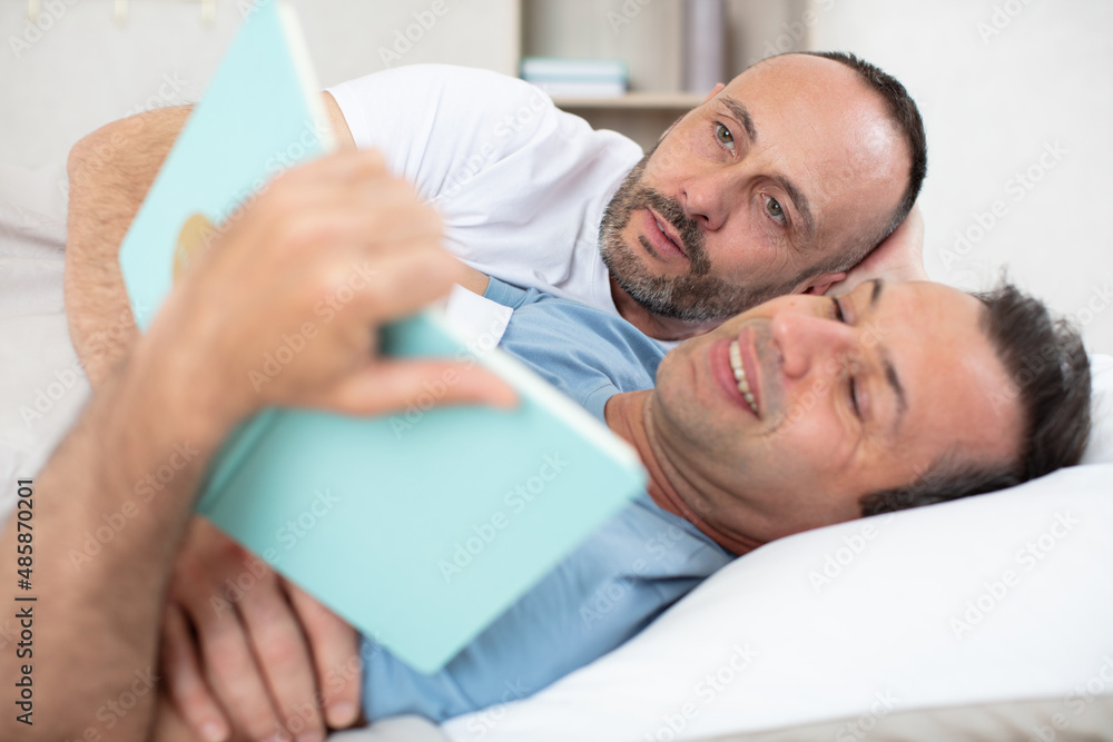 Fototapeta premium gay couple love home concept