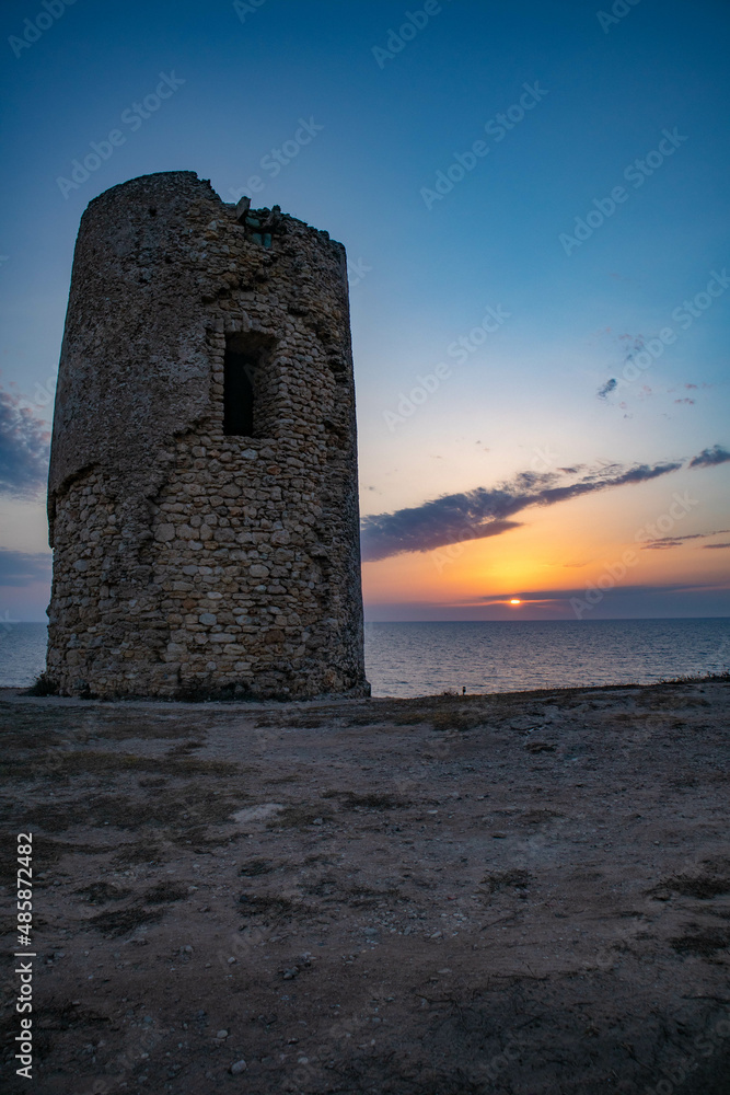 La Torre di Sa Mora è una torre di avvistamento che si trova a Capo Mannu, provincia di Oristano, Sardegna La Torre di Sa Mora è una torre di avvistamento che si trova a Capo Mannu, provincia di Oristano, Sardegna