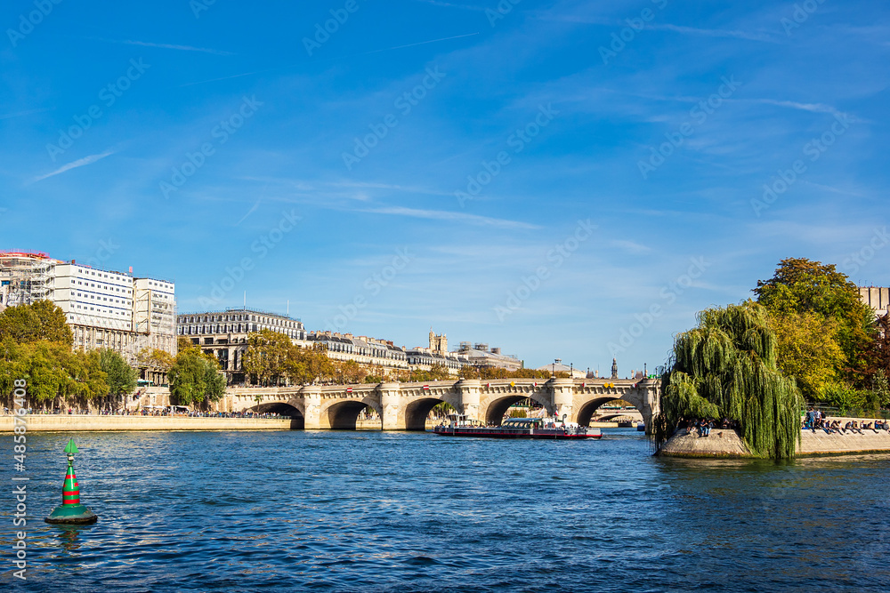 Blick auf die Brücke Pont Neuf in Paris, Frankreich