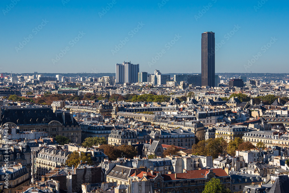 Blick auf moderne und historische Gebäude in Paris, Frankreich