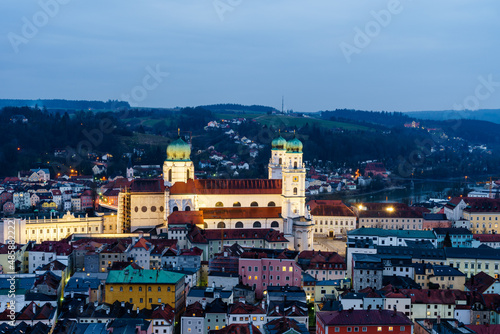 Stadtansicht von Passau, Deutschland, in der Abenddämmerung mit dem beleuchteten Dom St. Stephan