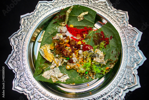 Fotografie indian sona paan masala on betel leaf top view