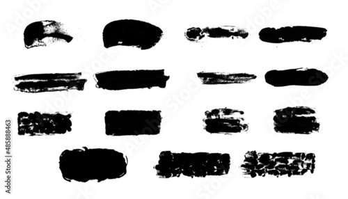 Set de trazos de pincel con pintura, trazos reales hechos a mano con formas alargadas, conjunto de trazos vectoriales en color negro