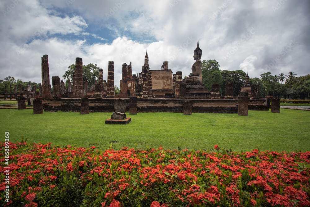 Obraz premium Buda en Templo de Wat Maha That, Parque Historico de Sukhothai