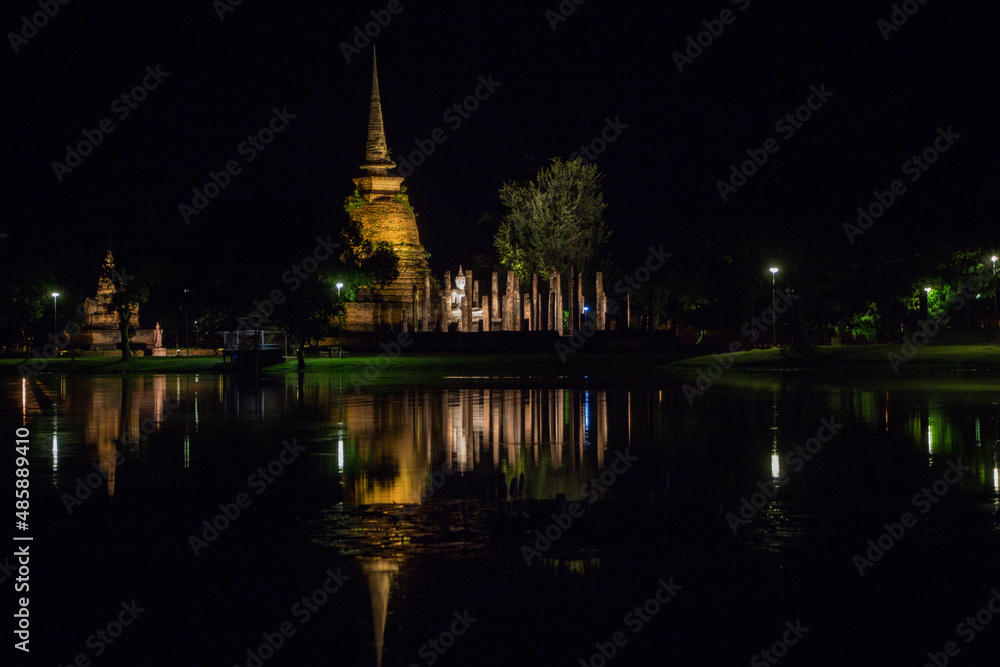 Toma nocturna de Buda en Templo de Wat Sa Si, Parque Historico de Sukhothai