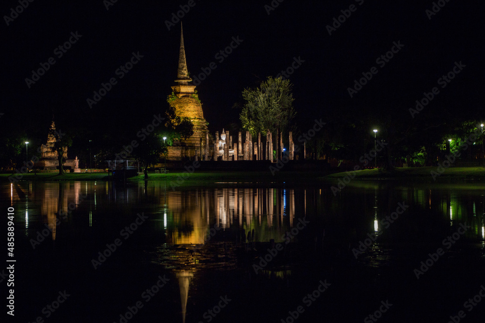 Toma nocturna de Buda en Templo de Wat Sa Si, Parque Historico de Sukhothai Toma nocturna de Buda en Templo de Wat Sa Si, Parque Historico de Sukhothai