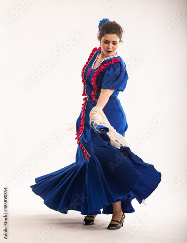 Chula Madrileña vestida de chulapa, traje típico del Chotis Madrileño.