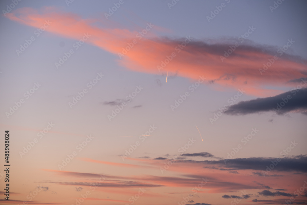 kontrastreiches Wolkengebilde am Abend