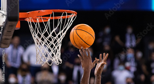 basketball game focus on ball © Melinda Nagy