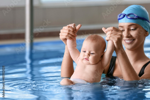 Young woman teaching little...