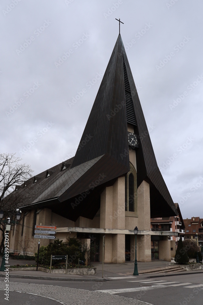 Eglise catholique, vue de l'extérieur, village de Saint Julien en Genevois, département de la Haute Savoie, France