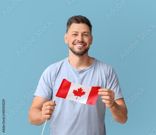 Happy young man with flag o...