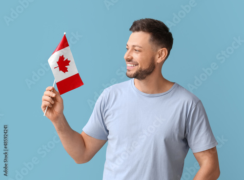 Happy young man with flag o...