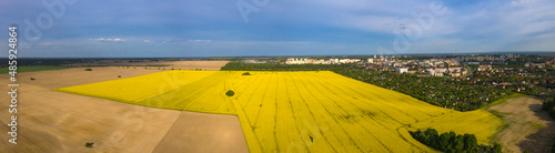 Pola rzepaku, panoramiczny widok z lotu ptaka na północno-wschodnią część miasta Gorzów Wielkopolski