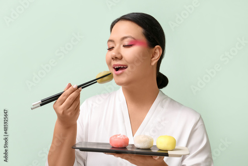Beautiful Asian woman eatin...