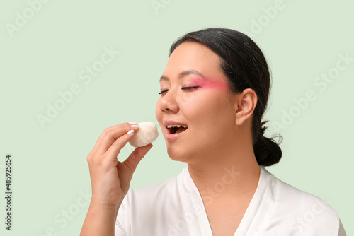 Beautiful Asian woman eatin...