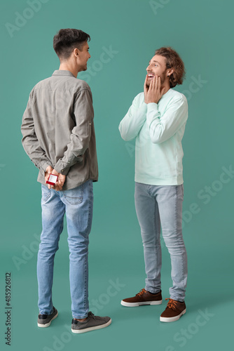 Young gay proposing to his ...