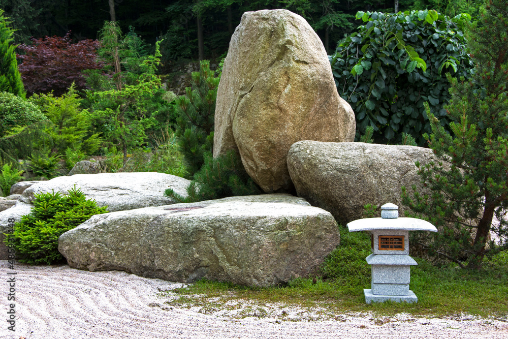 ogród japoński z latarenką i kamieniami - obrazy, fototapety, plakaty 