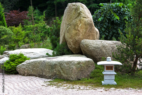 ogród japoński z latarenką i kamieniami, designer garden, stone lantern and stones in Japanese garden, karesansui garden, Japanese zen garden with raked pebbles 