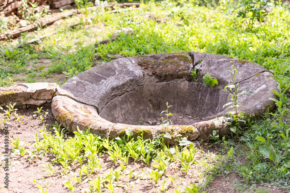 Obraz premium Ruins of an ancient winter garden. An old cracked flowerpot in the remains of the winter garden in the castle.