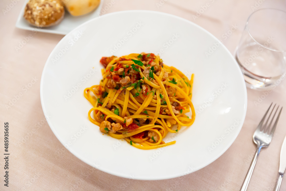 Easy lunch recipe. Linguini with fresh tuna and dried tomato pesto