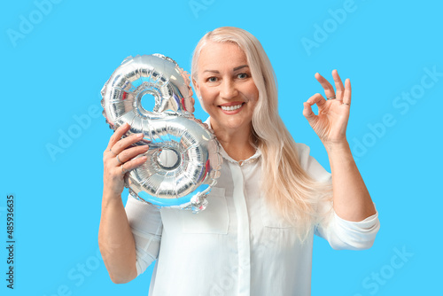Smiling mature woman holdin...
