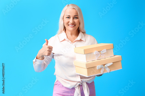 Mature woman showing thumb ...