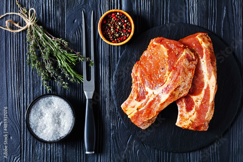 Fotografia raw marinated pork chops on a plate