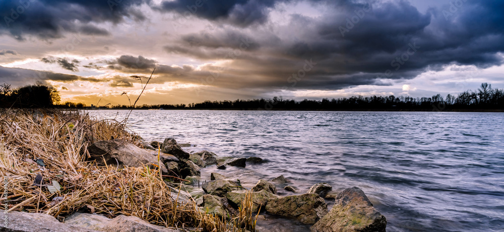 Obraz premium sunrise over the lake