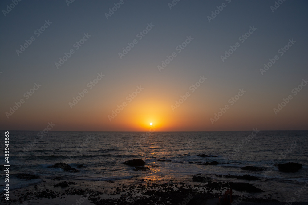 静かな海に沈む夕陽
