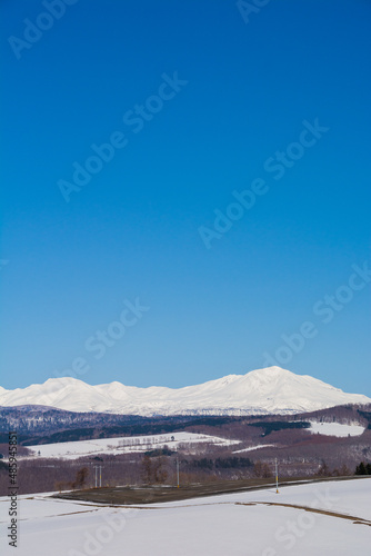 残雪の畑と雪山 大雪山旭岳 