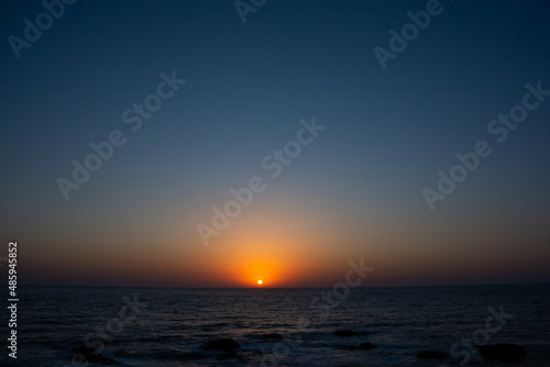 静かな海に沈む夕陽  © kinpouge