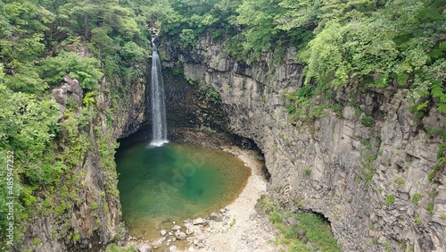 A small waterfall that falls beautifully.