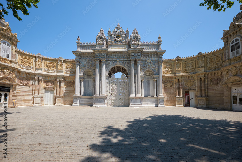 Obraz premium Gate of the Sultan (Saltanat Kapısı) of Dolmabahce Palace. Istanbul. Turkey