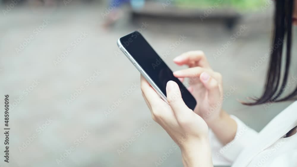 街中でスマホを使う女性