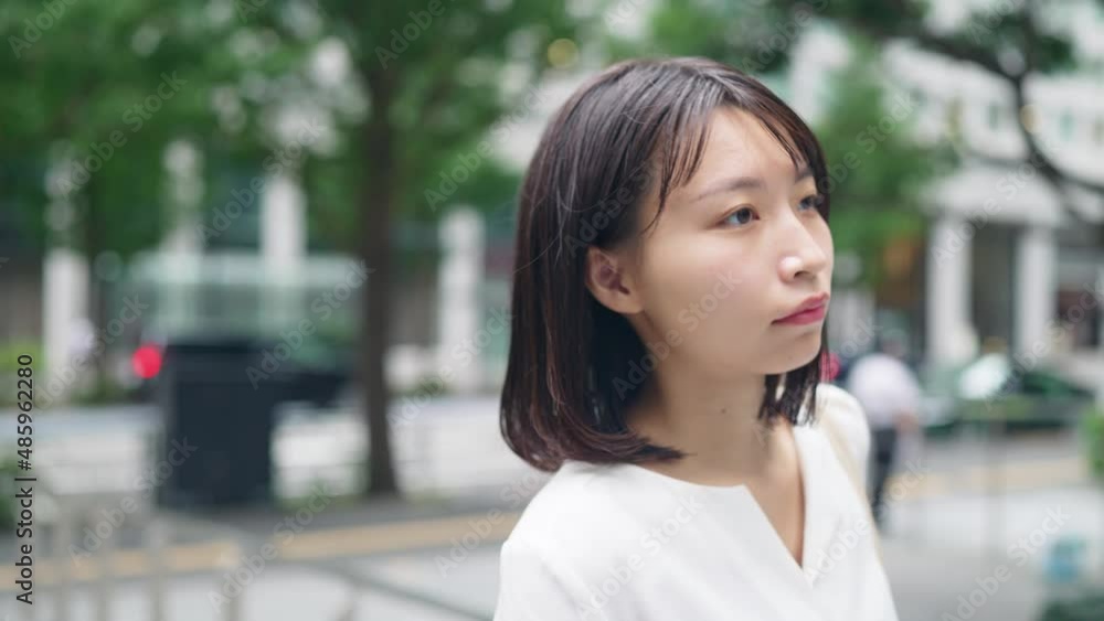 街を歩く女性 街を歩く女性