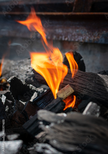 carbón vegetal encendido con fuego para asador y carne asada o cocinar 