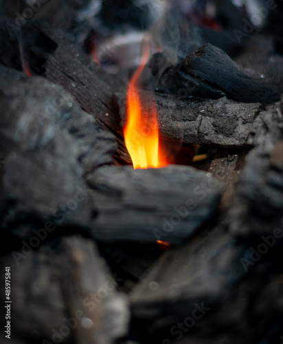 Billede på lærred carbón vegetal encendido con fuego para asador y carne asada o cocinar