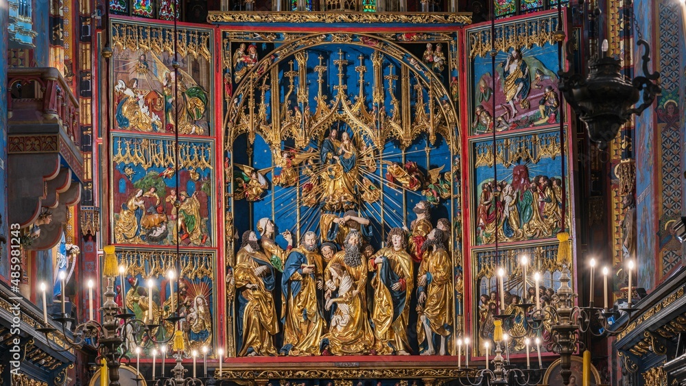 Obraz na płótnie Wnętrze Kościoła Mariackiego z ołtarzem Wita Stwosza w salonie