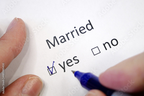 married status form, Marital Status form, Questionnaire. The answer is in the test with a checkbox. Pen on a white sheet of paper.