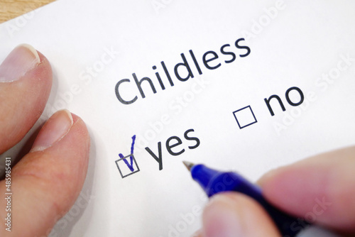 Childless - yes, no. The answer is in the test with a checkbox. Pen on a white sheet of paper. photo