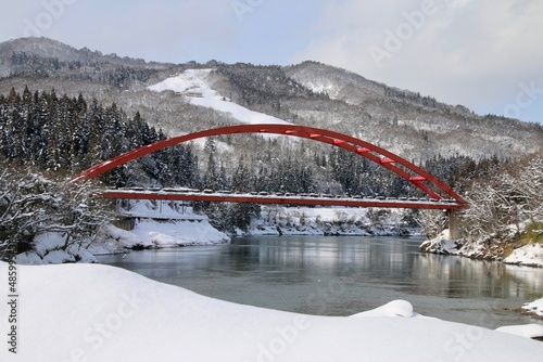 冬の只見川と橋（福島県・柳津町）