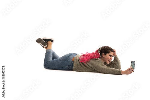 joven española interactua con su teléfono movil.